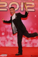 组图：黄智雯和梁烈唯获飞跃艺人奖亲吻奖杯