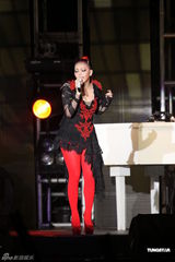 组图：阿妹身著爆乳装开唱 歌迷现场点唱饱耳福