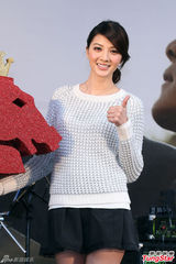 组图：吴亚馨拍吻戏调戏腼腆男 开火锅店圆梦