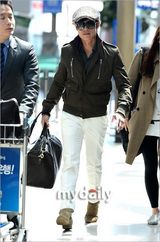 组图：韩星李秉宪飞往香港参加华鼎奖颁奖礼