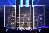 组图：JYJ组合首尔激情开唱 劲歌18首台下疯狂