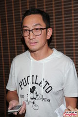 组图：《M Club》拍杀青戏 吴启华大方请吃饭