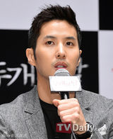 组图：《两个月亮》试映朴寒星金基石亲密互动