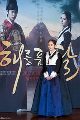 组图：韩佳人等出席《月亮抱着太阳》制作发表会