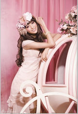 组图：佟丽娅最新春日写真 仿若徜徉幸福花海