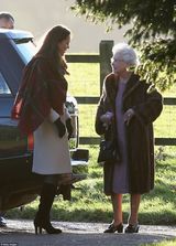 组图：英皇室四代齐聚做礼拜 凯特贴面女王耳语