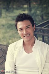 高清组图：于小伟帅气写真 微笑型男善待生活