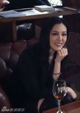 组图：50岁王姬21岁女儿美艳近照 身材高挑展妩媚