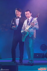 组图：雷颂德个唱献歌儿子 郑秀文助阵掀高潮