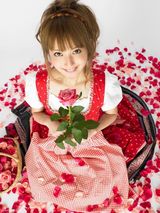 组图：佐佐木希玩变装秀 穿旗袍抱熊猫