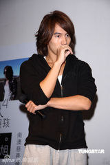 幻灯图：言承旭倡导帮助儿童计划 与贫困儿童放风筝