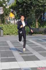 组图：《华丽上班族》张翰秋瓷炫品尝地道美食