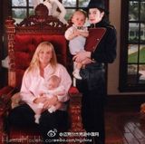 组图：迈克尔-杰克逊罕见家庭照温馨抱娃