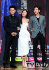 组图：河智苑宣传《奇皇后》抹胸裙红唇性感