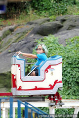 组图：史蒂芬妮携两潮仔游园 祖玛化身贪吃蜘蛛侠