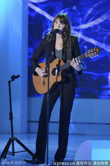 组图：法国第一夫人作客节目自弹自唱可爱卖萌