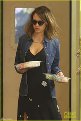 组图：阿尔芭戴墨镜超市购物 变身优雅主妇