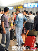 组图：黄海波返京莫小棋接机 机场高调秀恩爱