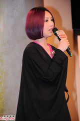 组图：杨千嬅产后弃“大笑姑婆” 泪腺发达常落泪