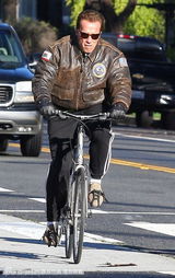 组图：施瓦辛格卸任后积极锻炼 骑单车意气风发