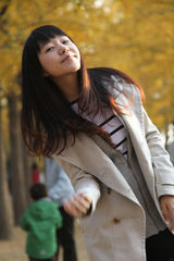 组图：可儿秀唯美风衣照 金色银杏林吟唱秋日私语