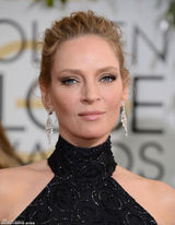 组图：乌玛-瑟曼挂脖礼服亮相红毯秀迷人身材