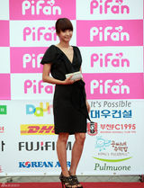 高清组图：秀爱黑礼服美艳电影节 申世京斜肩裙抢镜