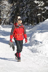 组图：《爸爸》爸爸们全副武装 冰天雪地劈木头