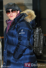 组图：韩星李多海扮酷全黑风格亮相机场