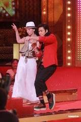 组图：草蜢主持《华丽明星赛》 两大组合pk