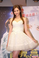 安心亚白纱短裙秀美腿 大方拥抱蓝正龙