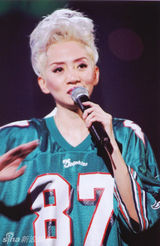 策划：回顾梅艳芳经典舞台 百变造型成传奇