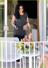 组图：新晋影后劳伦斯露台赏景 吞云吐雾饮美酒