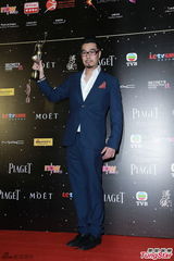 组图：周显扬获新导演奖 后台向张家辉表感谢