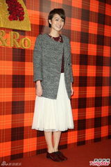 组图：黄小柔出嫁盼造人 穿低胸婚纱挽老公亮相