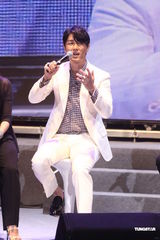 高清组图：车胜元台北会粉丝 展示熟男魅力