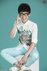 组图：刘心最新宣传照曝光 展清新自然学院风