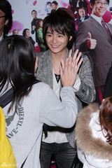 组图：小池彻平见面会门票秒杀 与粉丝击掌同乐