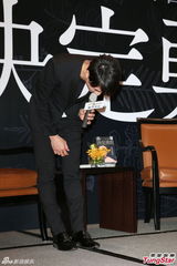 组图：吴尊文莱携女接妻儿出院 一家四口首曝光