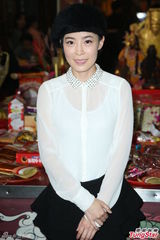 组图：李康宜拜神求票房 爱情长跑结婚顺其自然