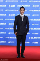 组图：万达百米红毯第二秀 梁朝伟赵薇众星百态