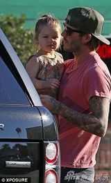 组图：小贝抱七公主出街 父女俩亲亲嘴羡煞旁人