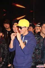 组图：曾志伟主持金曲颁奖礼 林峰拒透露身价