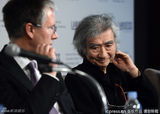 组图：小泽征尔病愈重返指挥舞台 握手吐舌卖萌