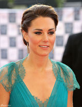 组图：英国凯特王妃蕾丝礼服亮相皇家音乐会