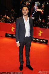 组图：《去往里斯本的夜车》首映 梅拉尼秀香肩