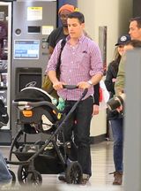 组图：威瑟斯彭酒驾门后现身 带鸭舌帽回避镜头