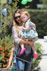 组图：阿尔芭带两女儿外出 姐妹装抢镜萌态十足