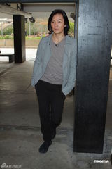 高清图：郑伊健拍摄纪念特辑 和好友古巨基玩乒乓