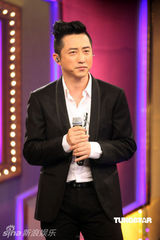 组图：潘美辰不畏女同传闻 与Moon穿情侣装亲昵录影